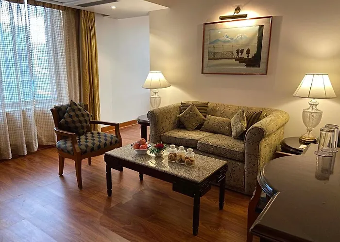 Hotel The Everest 5*