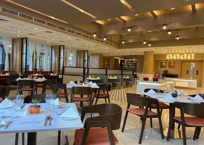 Hotel The Everest 5*