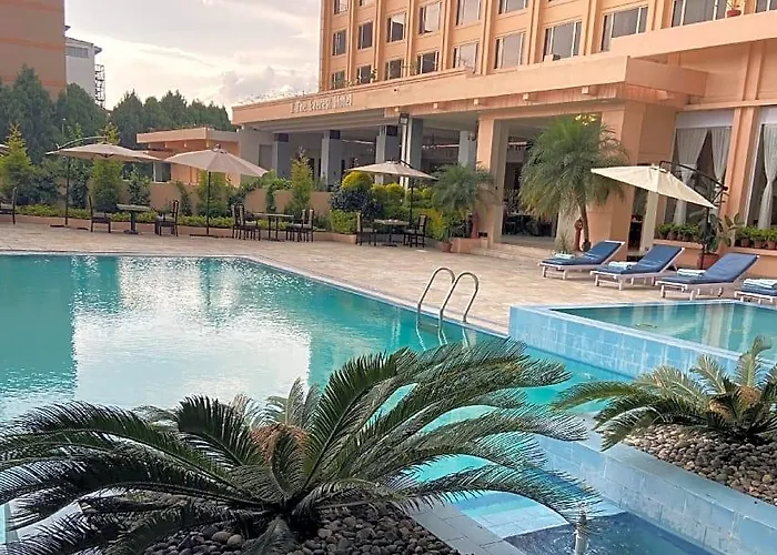 Hotel The Everest 5*