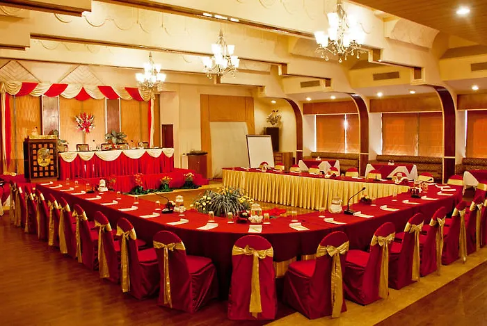 Hotel The Everest 5*